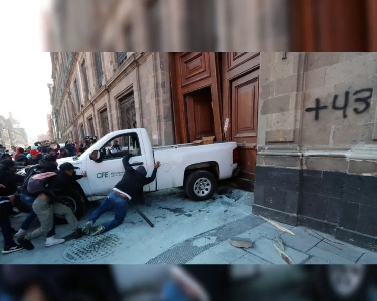 Denuncia AMLO “mano negra” por derribo de puerta, “Es una vulgar provocación”