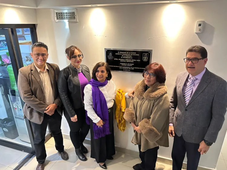 Develan placa en honor a distinguida nogalense