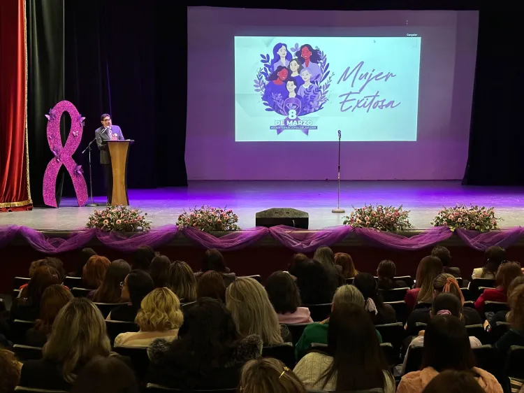 Realizan conferencia sobre el Día Internacional de la Mujer