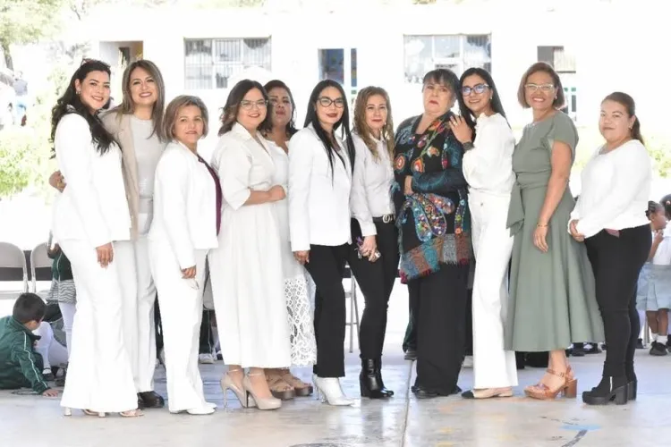 Nombran plantel educativo en homenaje a maestra Czilena Demara
