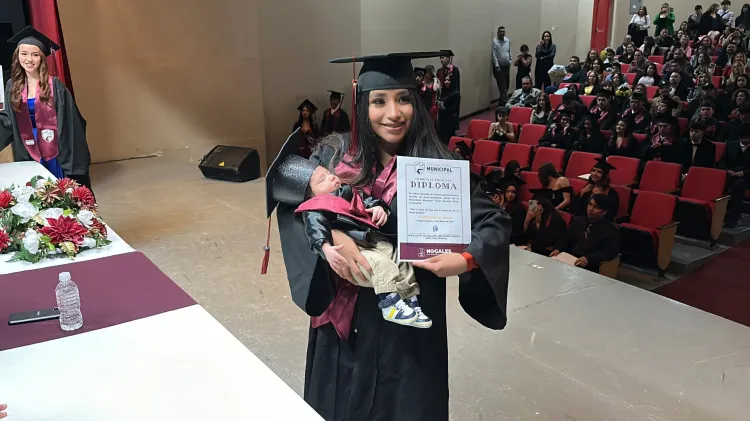 Jóvenes concluyen estudios de la Prepa Municipal