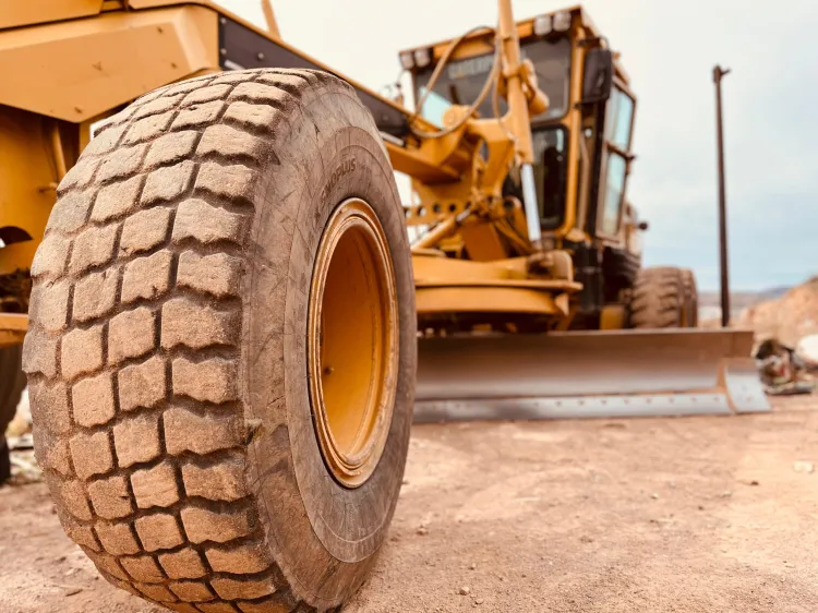 Dan mantenimiento a calles aledañas a obras