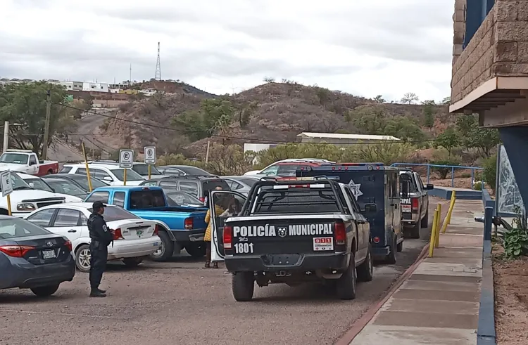 Realizan robo y daños a vehículo frente a unidad deportiva