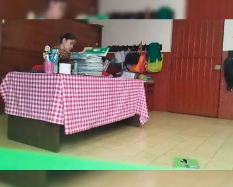 Quitan de su cargo a maestra que tiró libretas al suelo de alumnos en Toluca