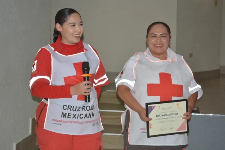 Reconocen trayectoria de Lupita González en la Cruz Roja 