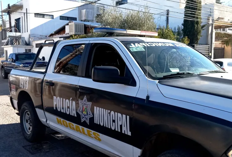 Provocan daños a vehículos y se dan a la fuga