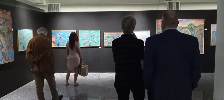 Presentan pinturas del finado Bud Holman