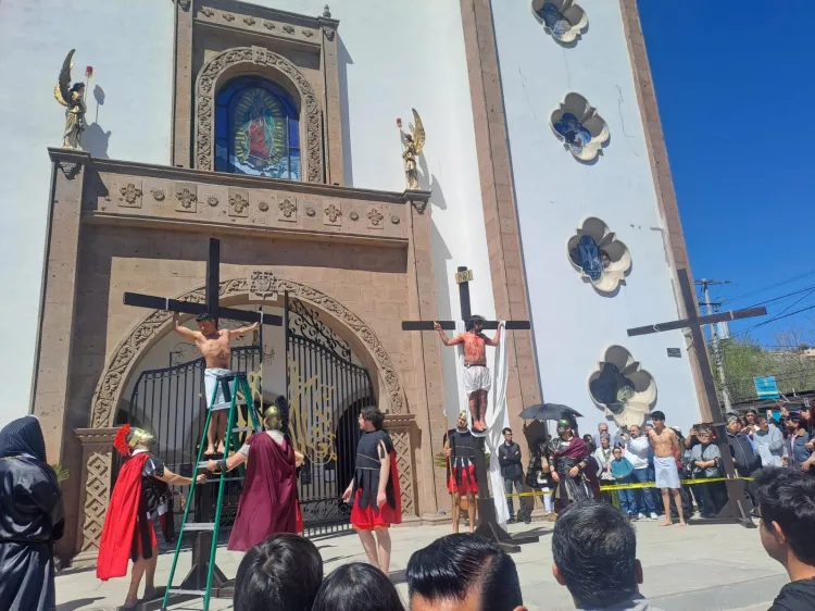 Son nogalenses testigos de Viacrucis personificado por integrantes de la Catedral