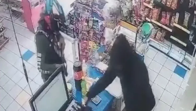 Asaltan a mano armada un expendio en los Virreyes