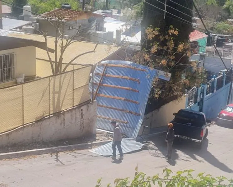 Causan daños fuertes vientos en edificaciones y estructuras