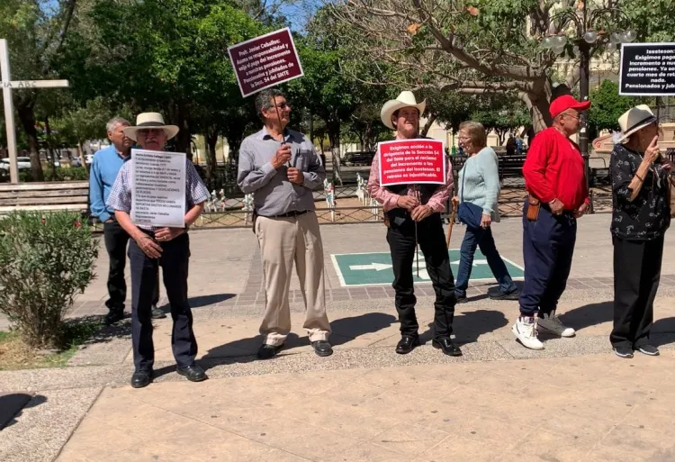 Piden aumento jubilados y pensionados de la Sección 54 del SNTE