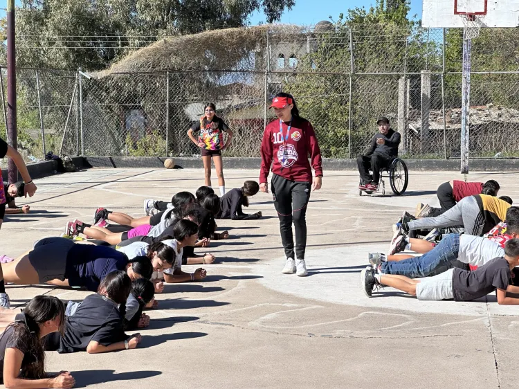 Imparte clínica Charisse Buruel