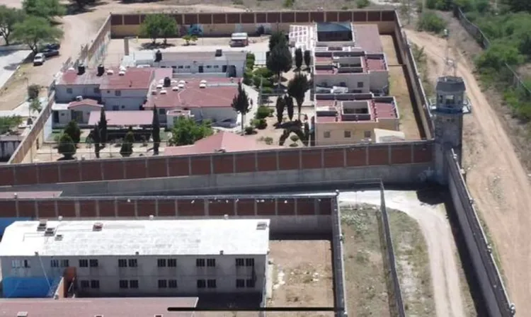 Brinca la barda reo del Cereso de Nogales y escapa