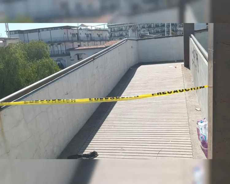 Permanece 48 horas persona sin vida en puente peatonal
