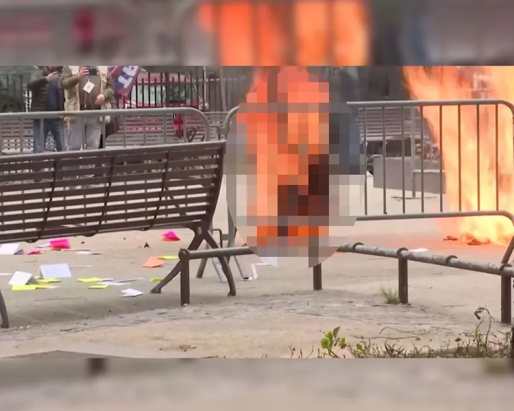 Se prende fuego una persona frente a la corte donde enjuician a Trump