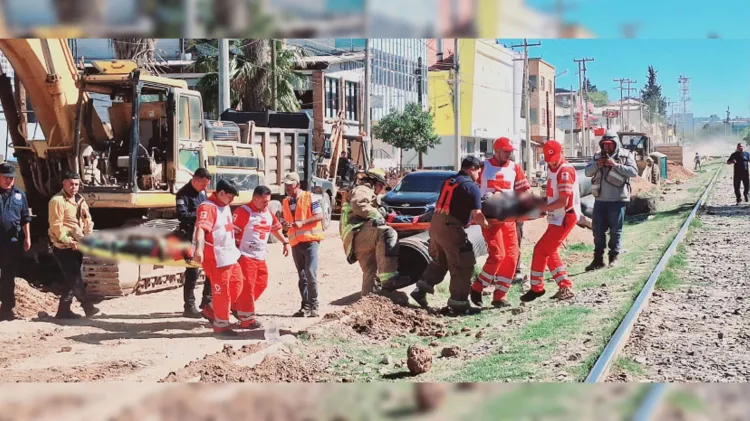 Rescatan a trabajadores sepultados en una zanja en la avenida Ruiz Cortines de Nogales