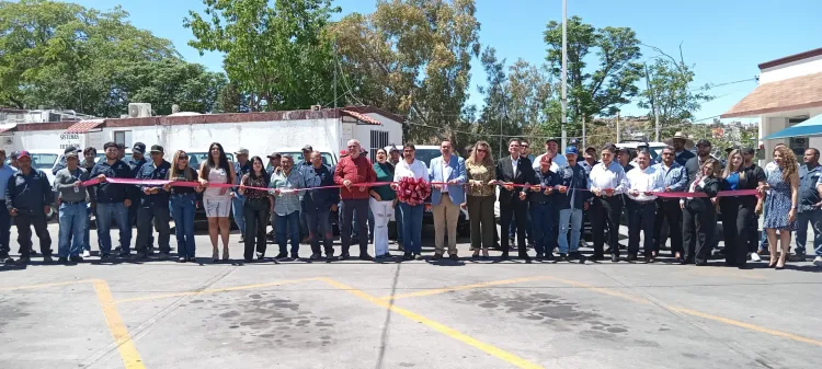 Entrega Alcalde flota vehicular a Oomapas