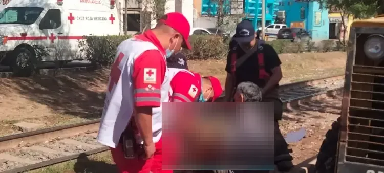 Hombre trampea tren y cae sobre las vías en Nogales