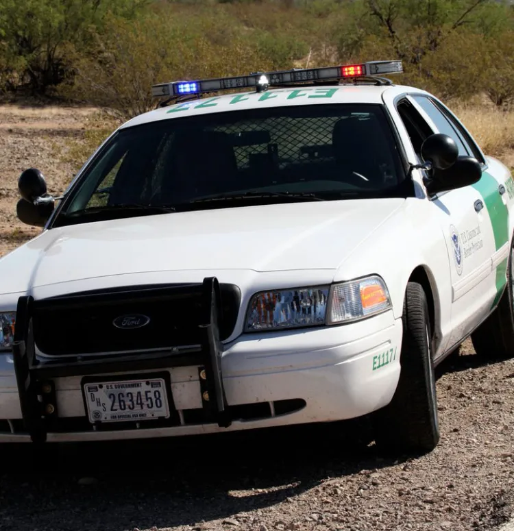 Iban tres en cajuela de auto