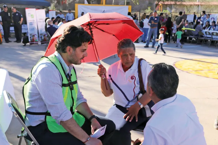 Atiende Alcalde a nogalenses