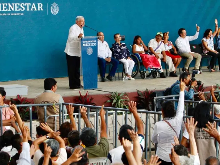 En consulta a mano alzada, López Obrador decide política migratoria con EU