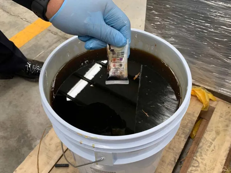 Hallan 19 kilos de éxtasis en cubeta de miel de abeja