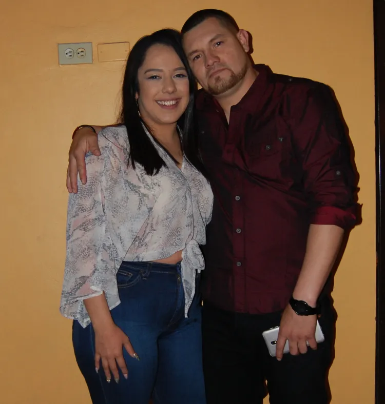 Jabnel recibe anillo de compromiso