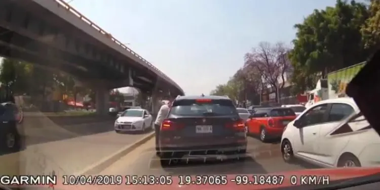 VIDEO: En 20 segundos, así fue un asalto a camioneta en pleno tráfico en CDMX