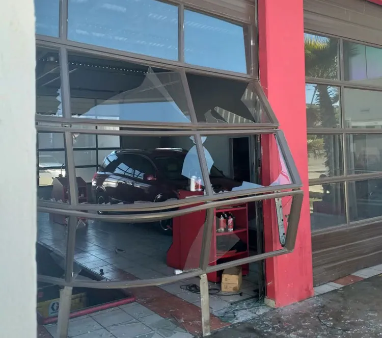 Sorprenden a sujetocuando robaba en auto