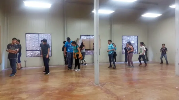 Apoyan jóvenes a paseantes