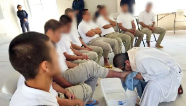 Realizan jóvenes lavatorio de pies