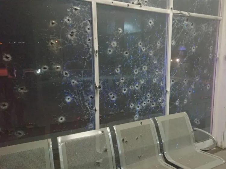 Comando ataca comandancia y mata a detenido en Chihuahua