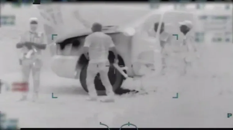 Escolta grupo armadoa mujer hasta la línea