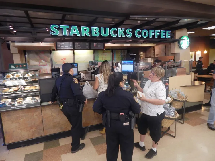 Conviven agentes con la comunidad