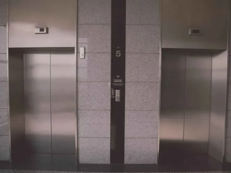 Mueren 11 personas tras desplomarse elevador en China