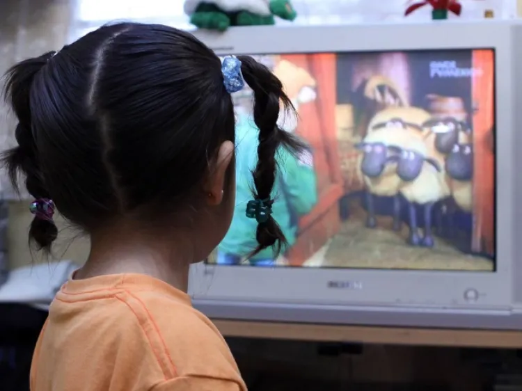 Menos tele y celulares para bebés, más ejercicio en niños: OMS