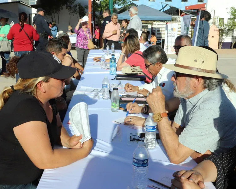 Atiende Alcalde a vecinos de La Mesa