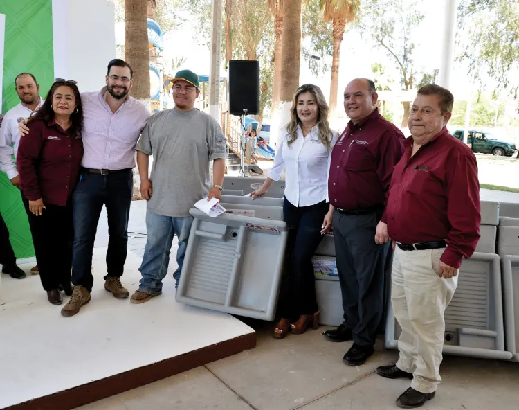 Benefician con viviendaA residentes de SLRC