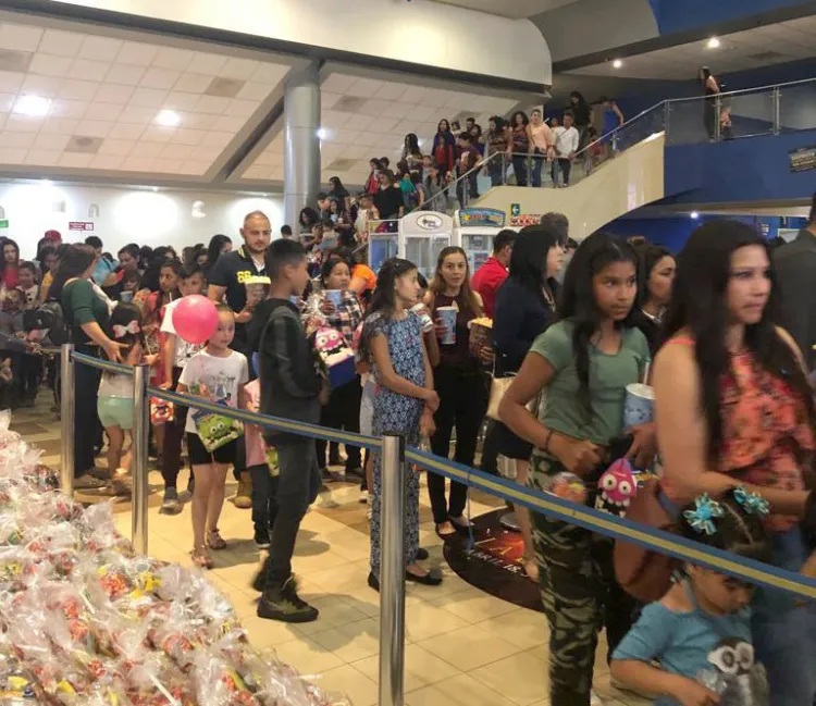 Festejan a niños con cine y dulces