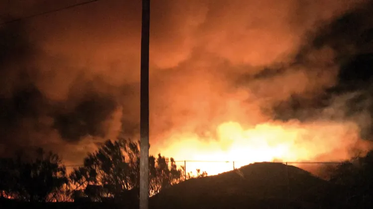 Arrasa incendio con recicladora