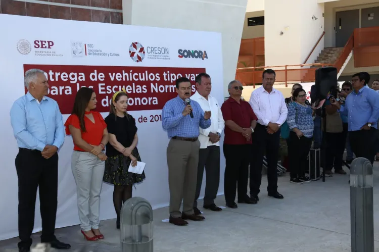 Entregan SEC y Creson camionetas a escuelas Normales