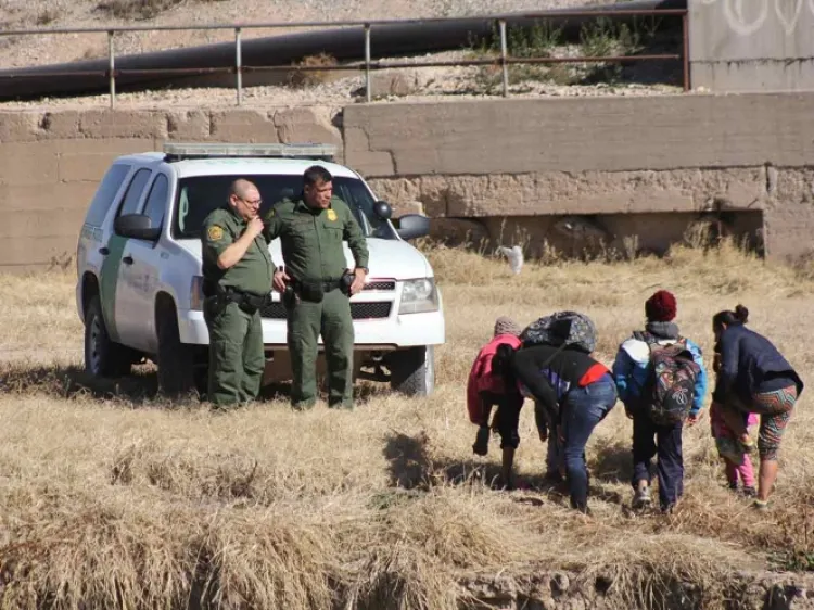 Cien migrantes se entregan a la Patrulla Fronteriza en El Paso