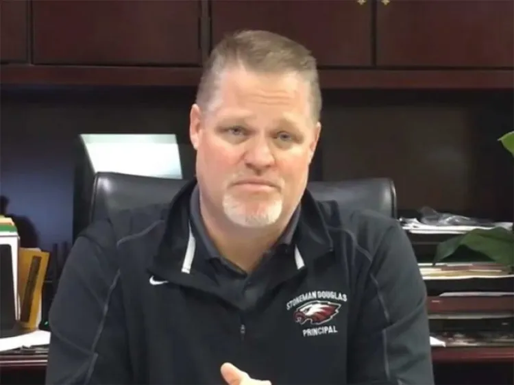 Renuncia director de escuela que sufrió matanza en Florida