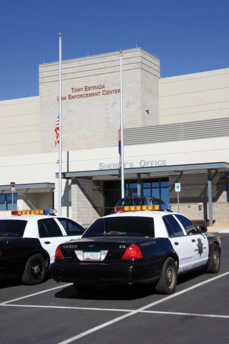 Le “botan” varias órdenes de arresto