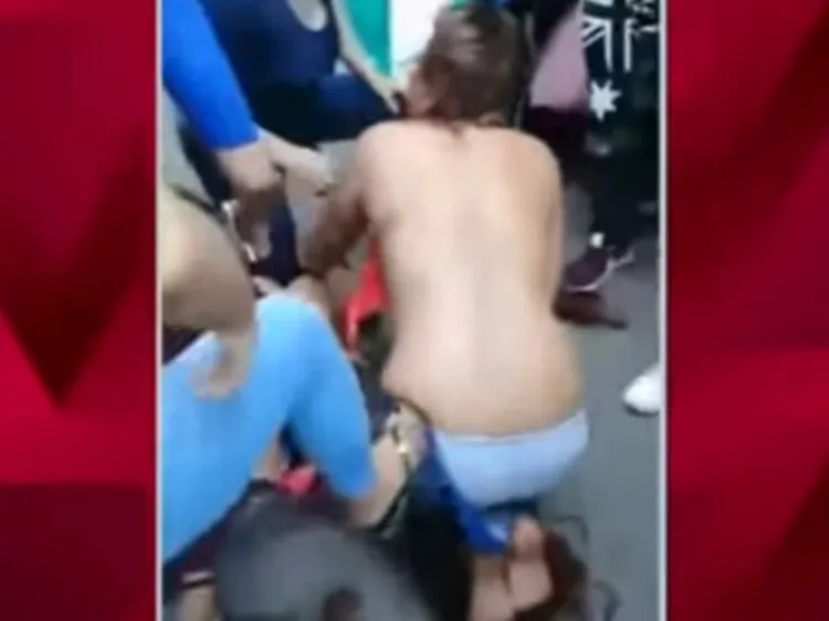 Desnudan y golpean a presuntas ladronas en Chiapas