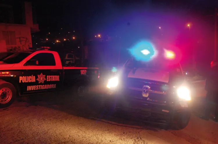 Dejan a un hombre baleado en banqueta