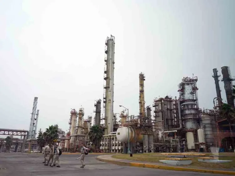 Gobierno federal alista reducción de carga fiscal de Pemex