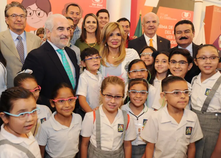 Apoyan con lentes adaptados a estudiantes con deficiencia visual