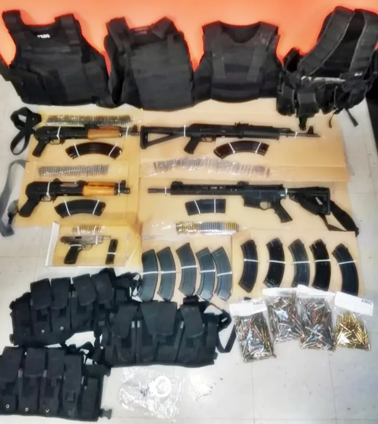 Aprehenden a cuatro personas en posesión de arsenal y un vehículo con reporte de robo