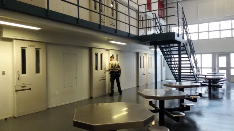 Investigan muerte de persona detenida